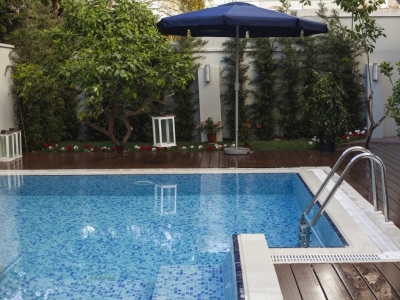 Cuidados de la piscina en primavera: claves para mantenerla correctamente