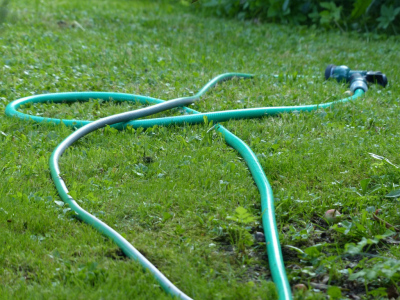 Cómo instalar correctamente una manguera para el jardín