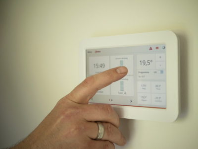 Instalar aerotermia con placas solares en una casa ya construida