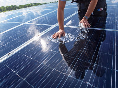 Cómo limpiar paneles solares para mejorar su rendimiento