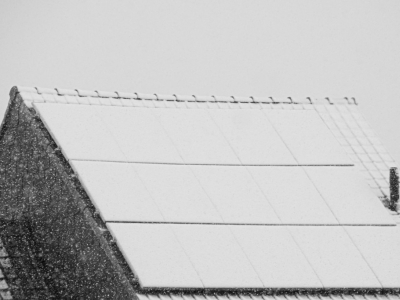 Mantenimiento de placas solares antes del invierno