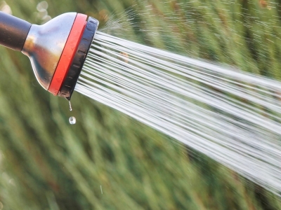 Bomba de agua arranca y se para